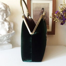 复古情怀，指尖绽放 原创手工丝绒绣花包的艺术之旅